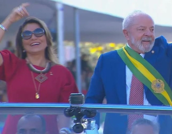 Lula e Janja desfilam em carro aberto na chegada ao desfile do 7 de Setembro em Brasília