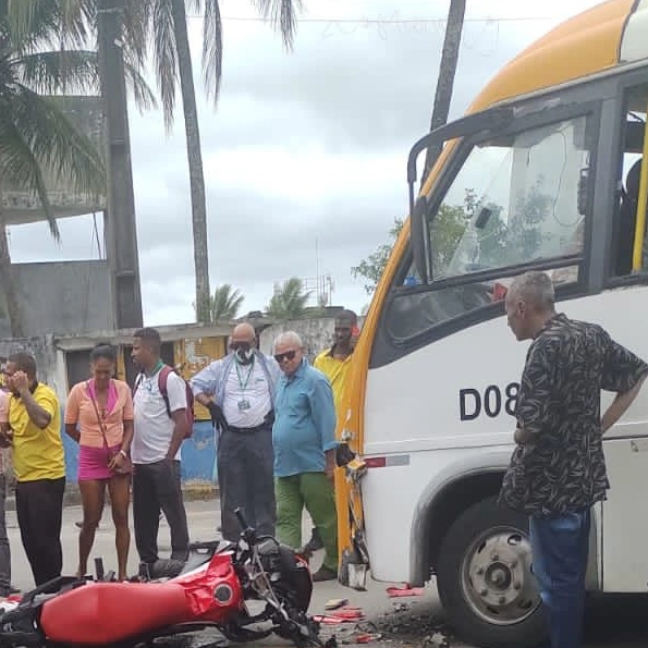 Dois homens morrem após colidir com ônibus em Salvador; arma é apreendida