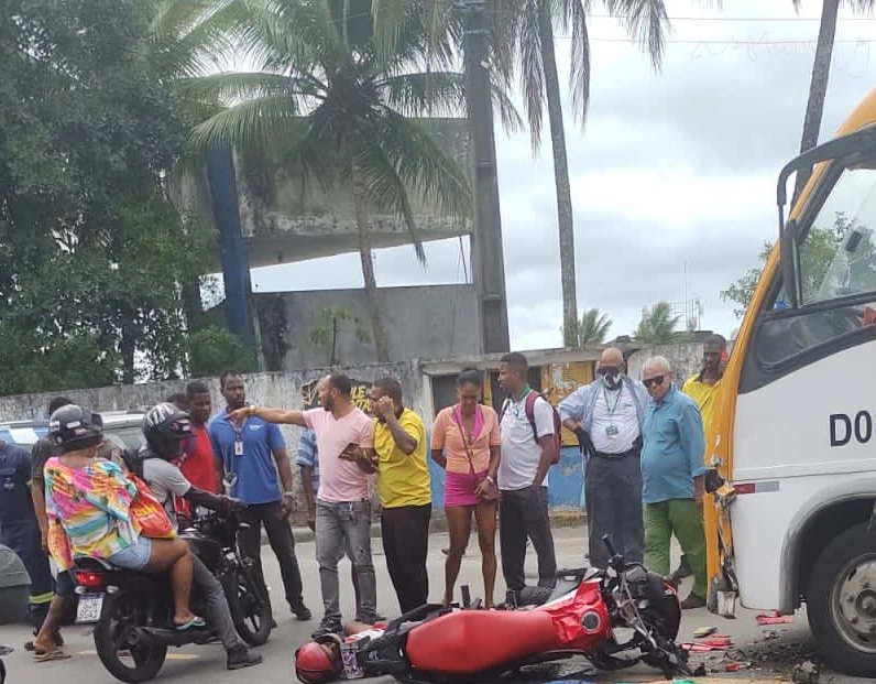 Dois homens morrem após colidir com ônibus em Salvador; arma é apreendida