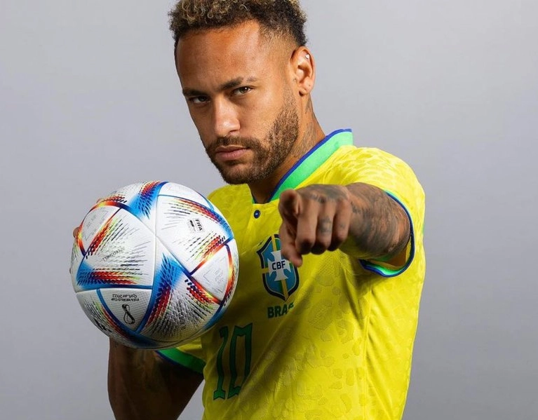 Neymar recebe homenagem da CBF após bater de recorde de Pelé