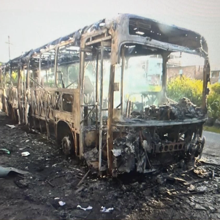 Criminosos ateiam fogo em ônibus em Paripe