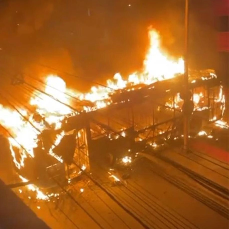 Bandidos ateiam fogo em ônibus na Suburbana; policiamento é reforçado mas ônibus deixam de circular no local