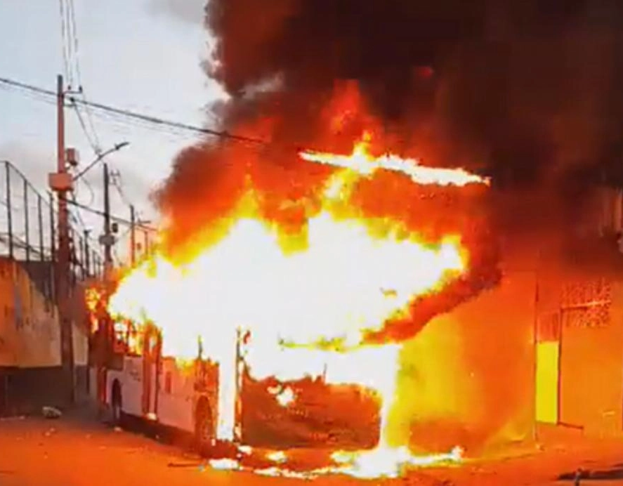 Ônibus voltam  circular em Cajazeiras depois de um coletivo ser incendiado na localidade