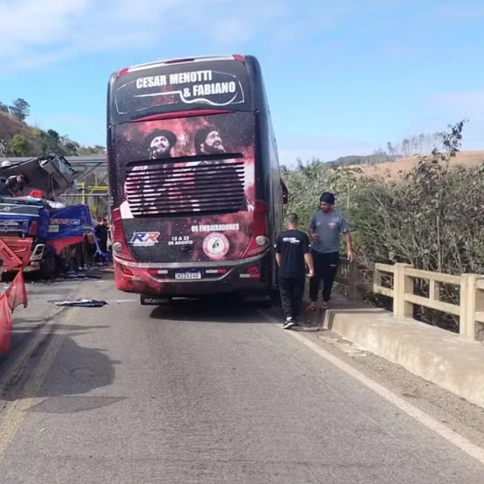 Ônibus da dupla César Menotti e Fabiano se envolve em acidente na BR-262