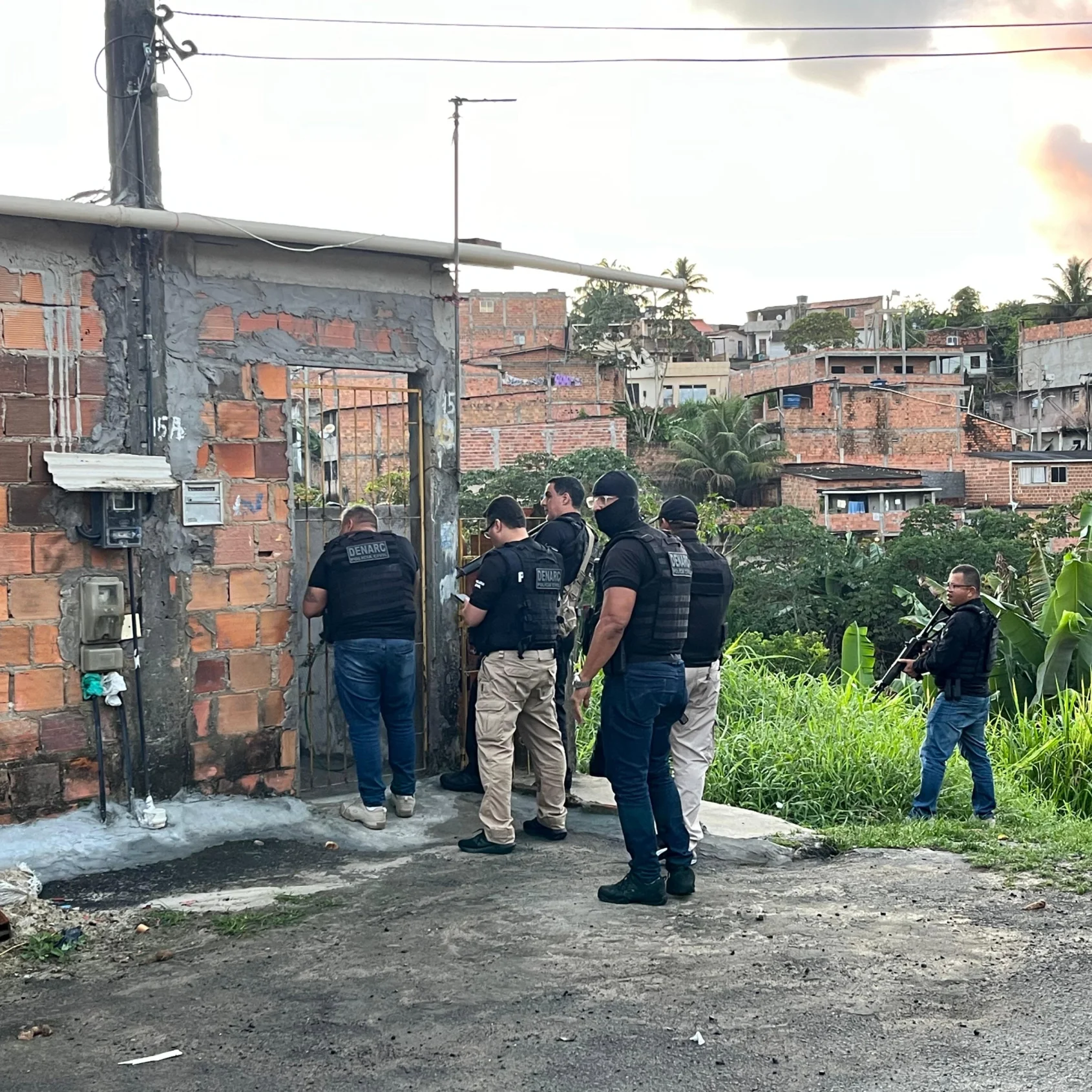 Assista: Polícia entra de surpresa em Águas Claras, prende oito e mata dois