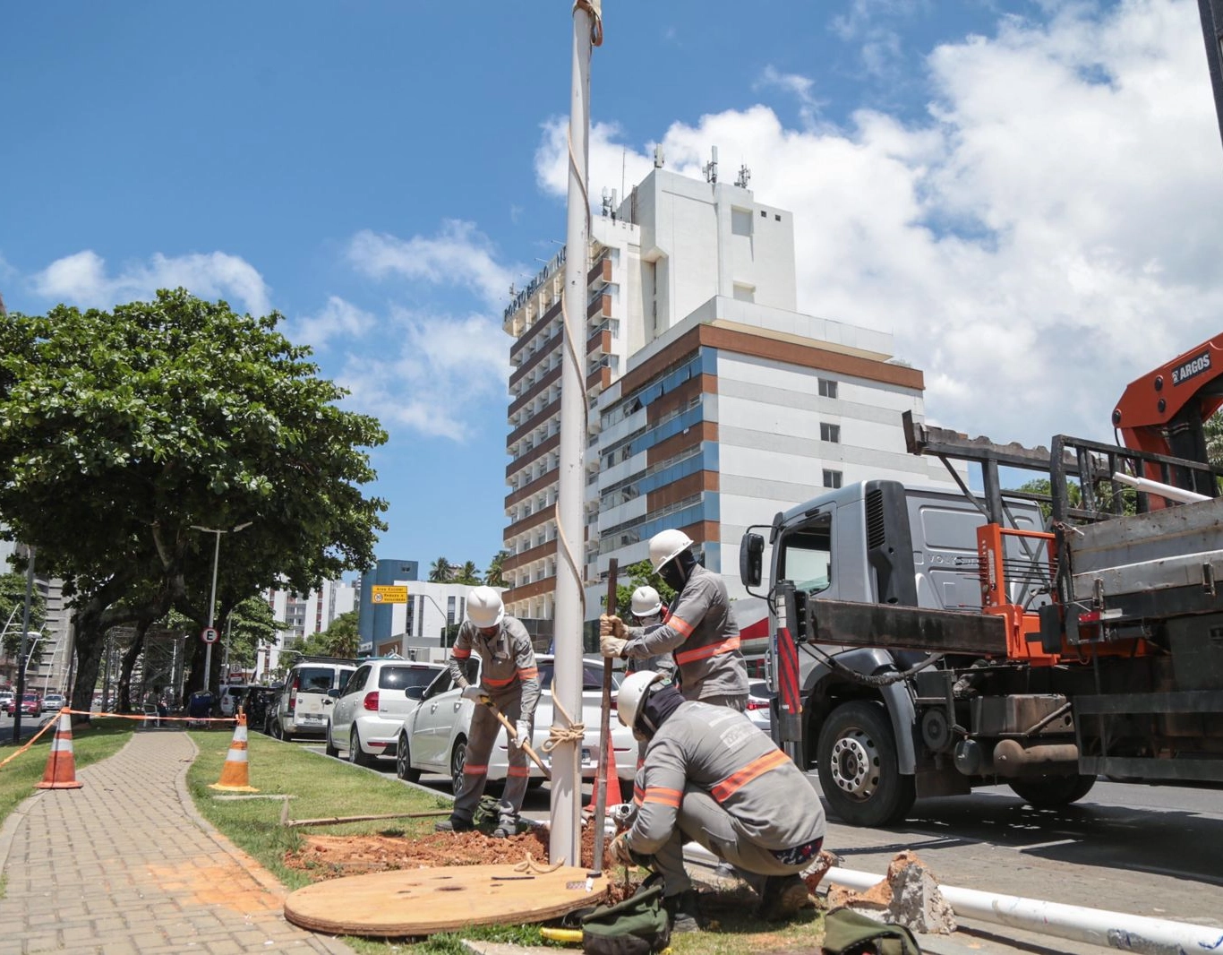 Imprudência no trânsito tem refletido no número de postes danificados em Salvador