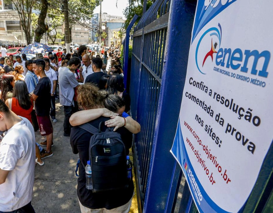 Milhões de candidatos fazem a segunda prova do Enem neste domingo