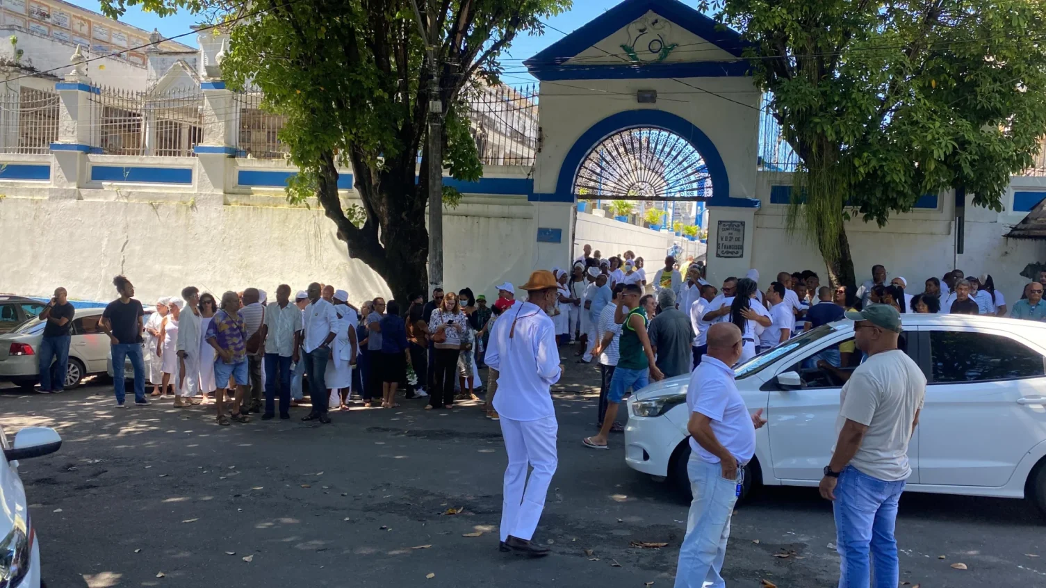 Dor e emoção marcam último adeus a Mãe Bernadete