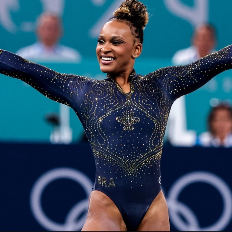 Rebeca Andrade leva ouro no solo e já é maior medalhista olímpica do Brasil