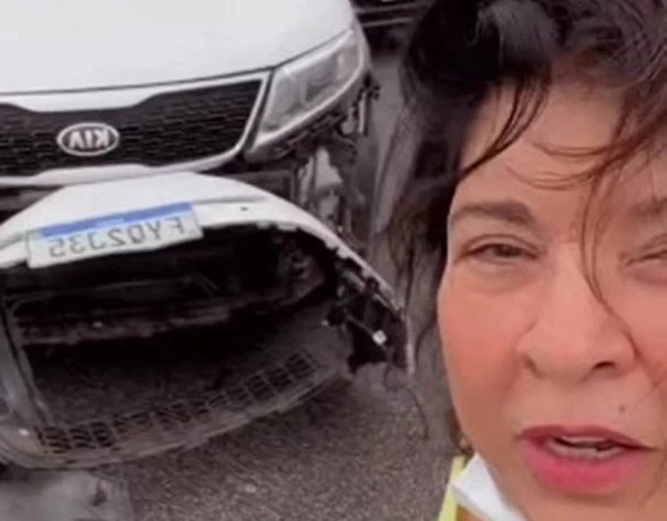 Roberta Miranda sofre acidente de carro