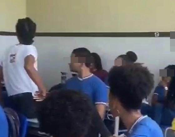 Jovem esmurra a colega durante briga dentro de escola em Salvador e vídeo mostra tudo