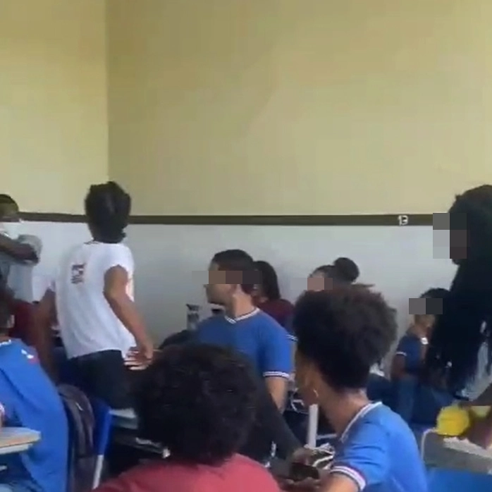 Jovem esmurra a colega durante briga dentro de escola em Salvador e vídeo mostra tudo