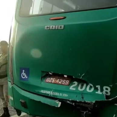 Batida entre van de passageiros e ônibus deixa 20 feridos na BR-324