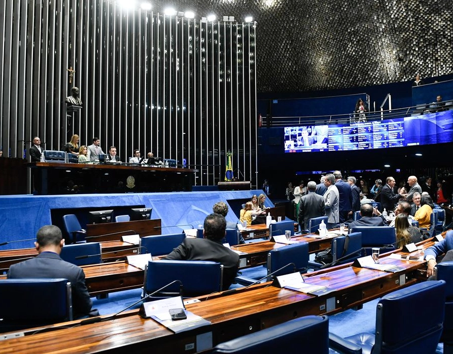 Senado aprova MP que aumenta salário mínimo e amplia isenção do IR