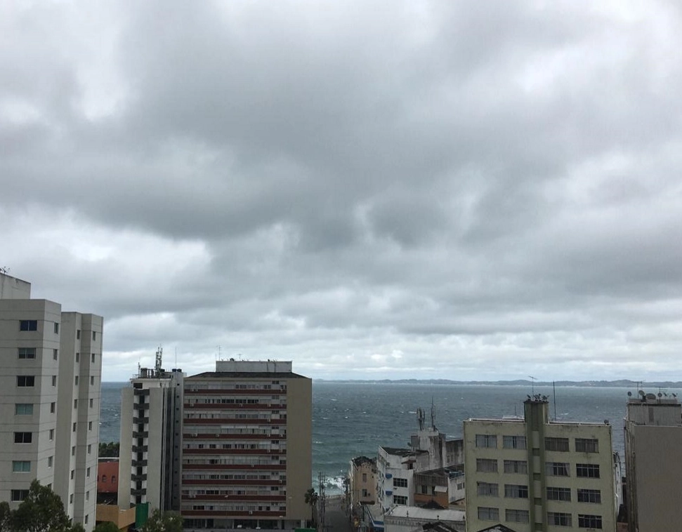 Frente fria traz chuvas para Salvador; Codesal alerta sobre riscos