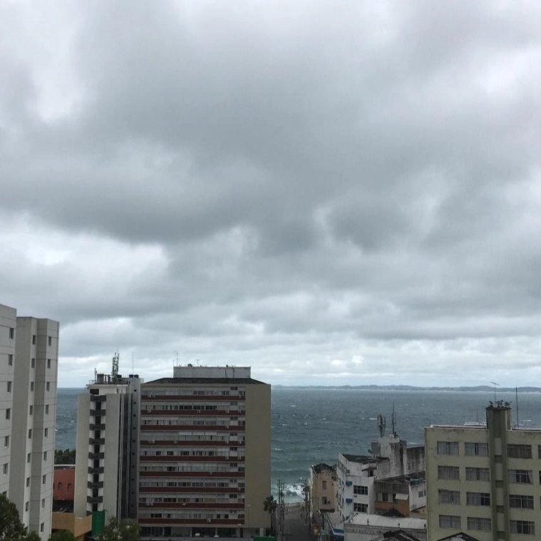 Frente fria traz chuvas para Salvador; Codesal alerta sobre riscos