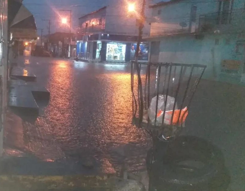 Temporal com granizo atinge cidade do Oeste da Bahia