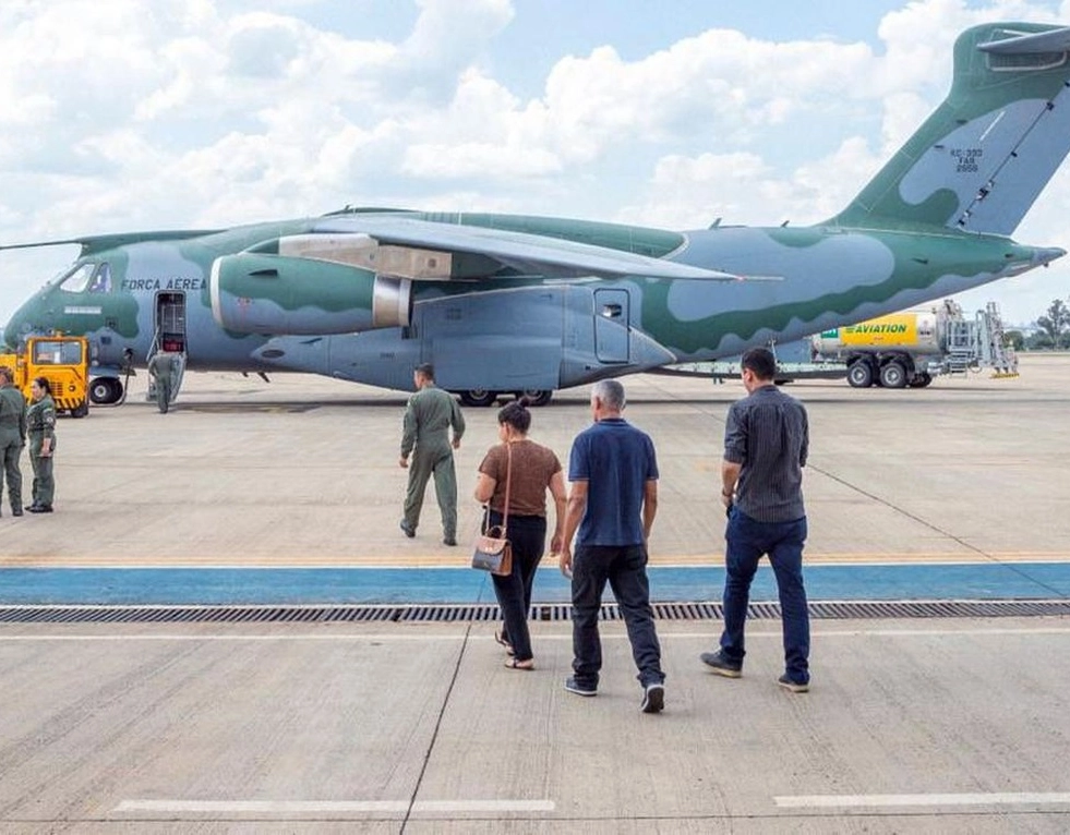 Terceiro avião trazendo brasileiros de Israel chega ao Brasil