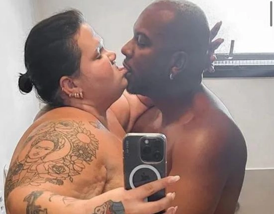 Thaís Carla posta foto nua com o marido na internet