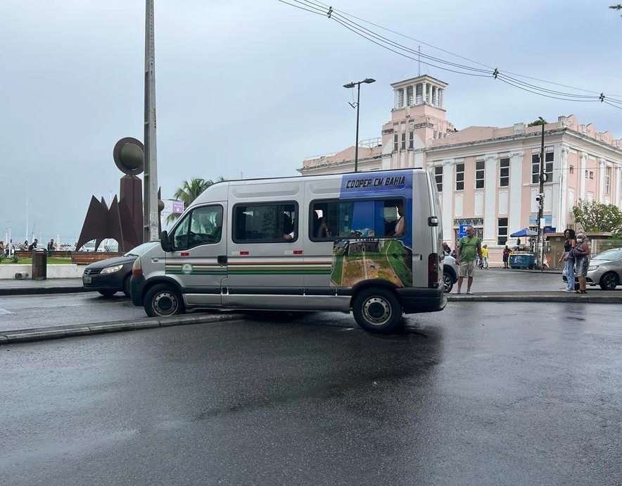 Van perde controle no Comércio, sobe passeio e assusta passageiros