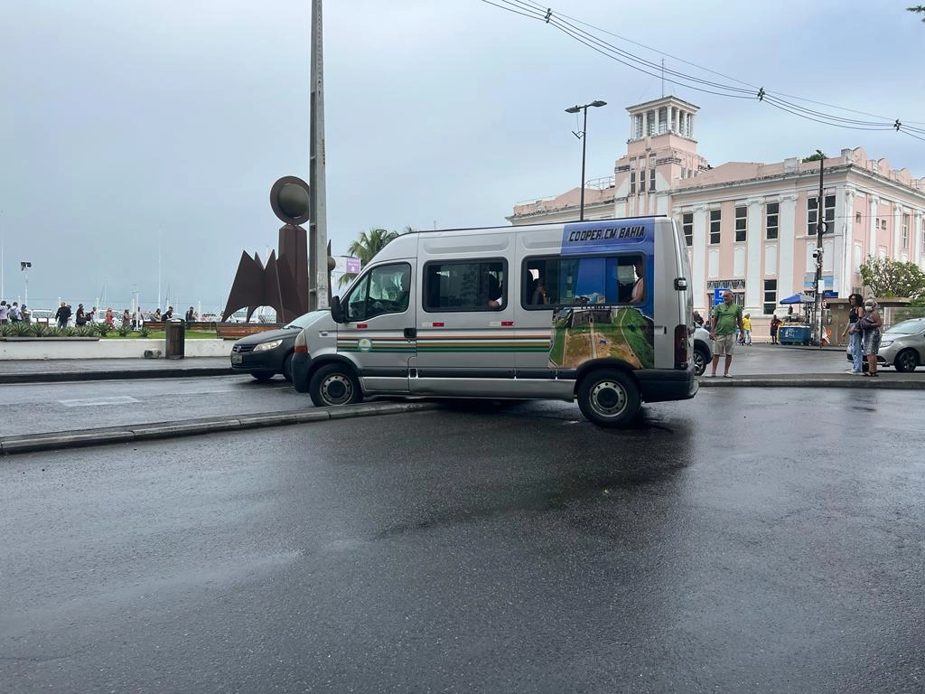 Van perde controle no Comércio, sobe passeio e assusta passageiros