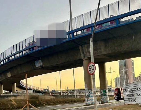 Bombeiros conseguem tirar homem do Viaduto Raul Seixas e trânsito volta a fluir em Salvador