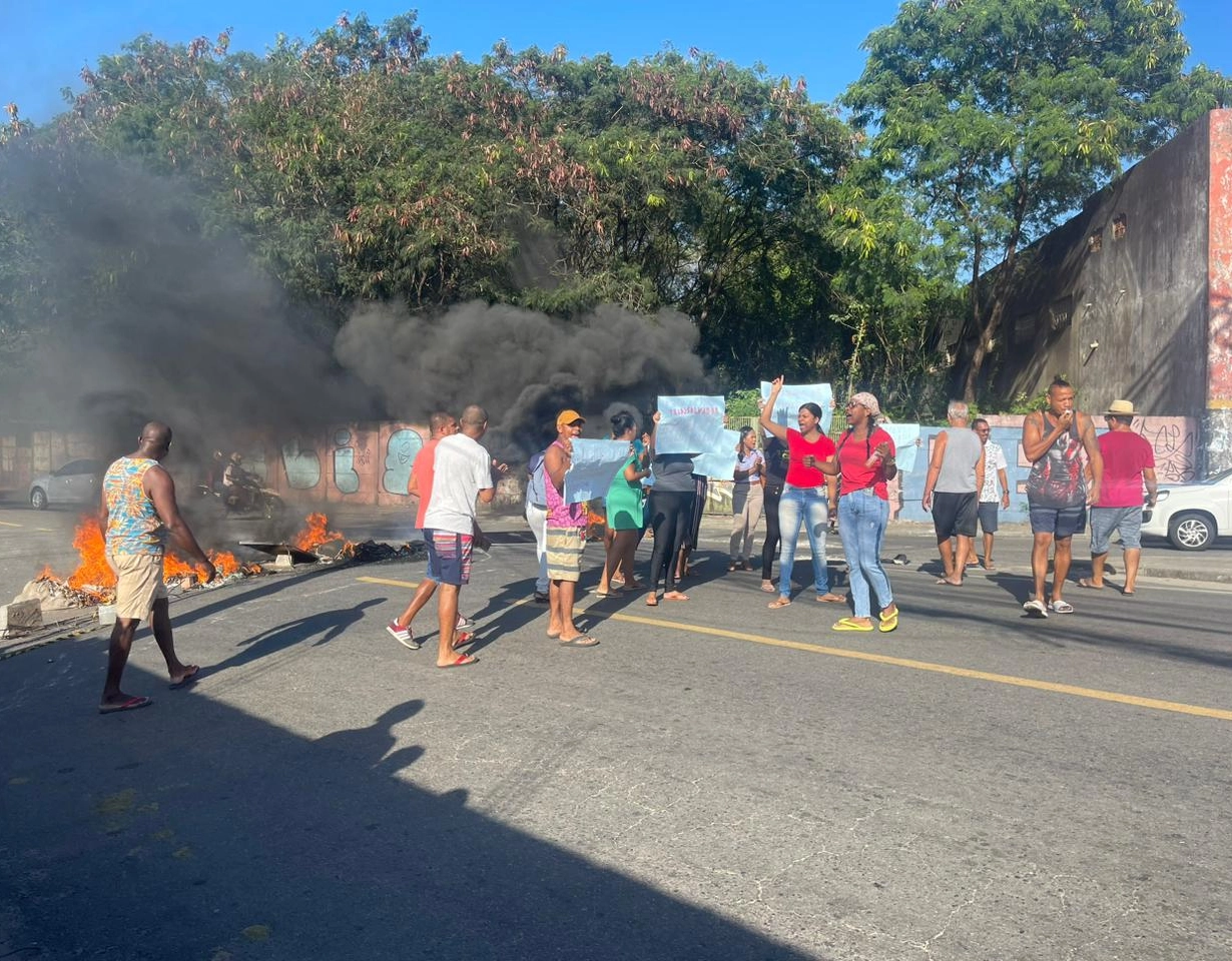 Moradores de Jardim Cajazeiras protestam por mobilidade e segurança no bairro