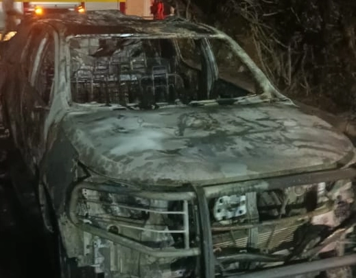 Viatura da PM é incendiada na frente do quartel, na Bahia; vídeo mostra ação do suspeito