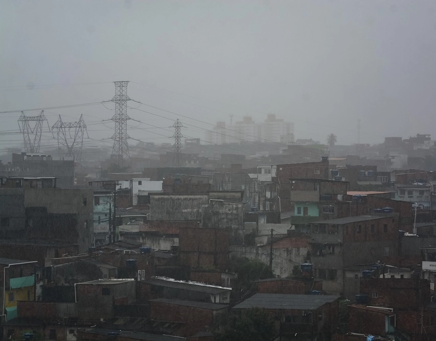 Ventos fortes e muitos raios! Entenda o que está influenciando o clima de Salvador