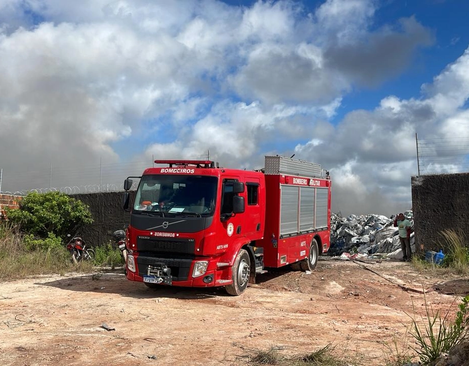 Galpão de recicláveis pega fogo e imóveis vizinhos são evacuados na RMS