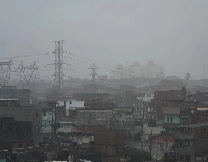 Clima na capital baiana é de chuva e céu nublado