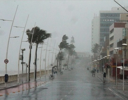 Inmet emite alerta para chuvas em Salvador; Codesal aponta risco de raios e deslizamentos na cidade