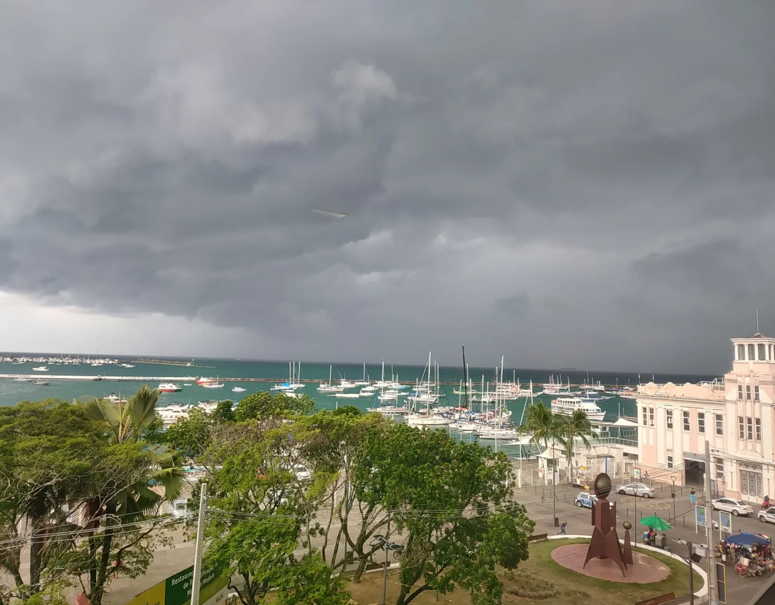 Tempo fecha na Bahia; veja a chegada da chuva na capital e região metropolitana