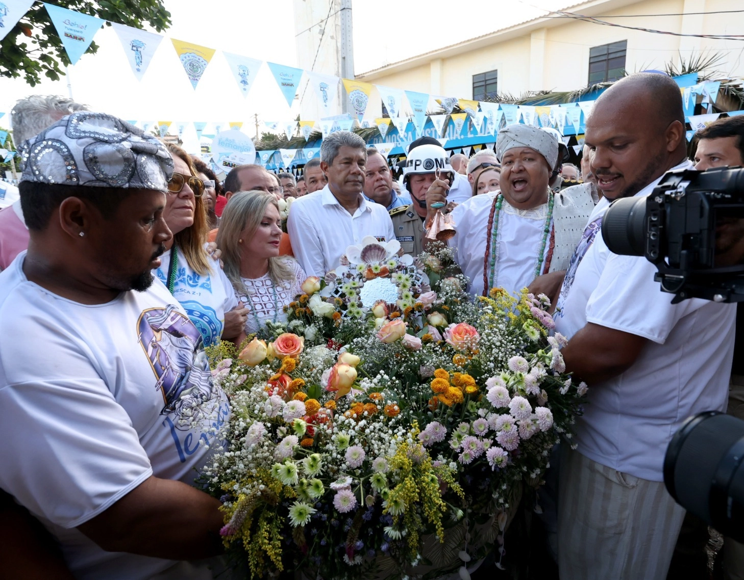 Jerônimo diz ter pedido "paz no mundo" ao entregar oferenda à Iemanjá