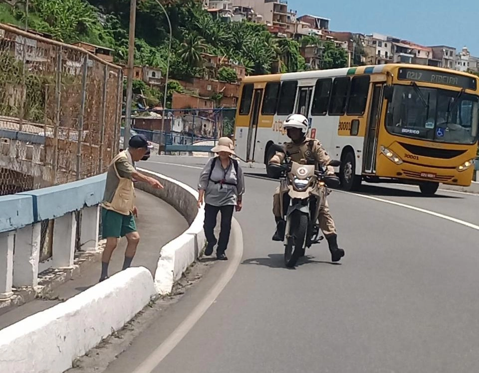 Turistas japoneses se perdem na cidade baixa depois de desembarcarem de navio