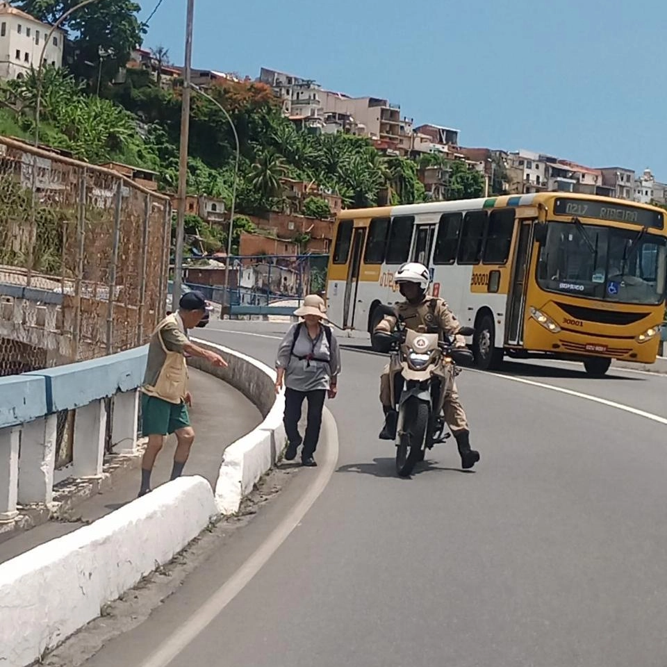 Turistas japoneses se perdem na cidade baixa depois de desembarcarem de navio