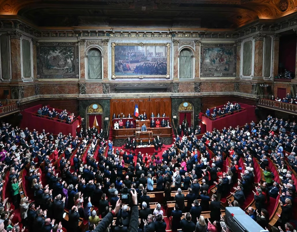 França se torna primeiro país do mundo a incluir direito ao aborto na Constituição