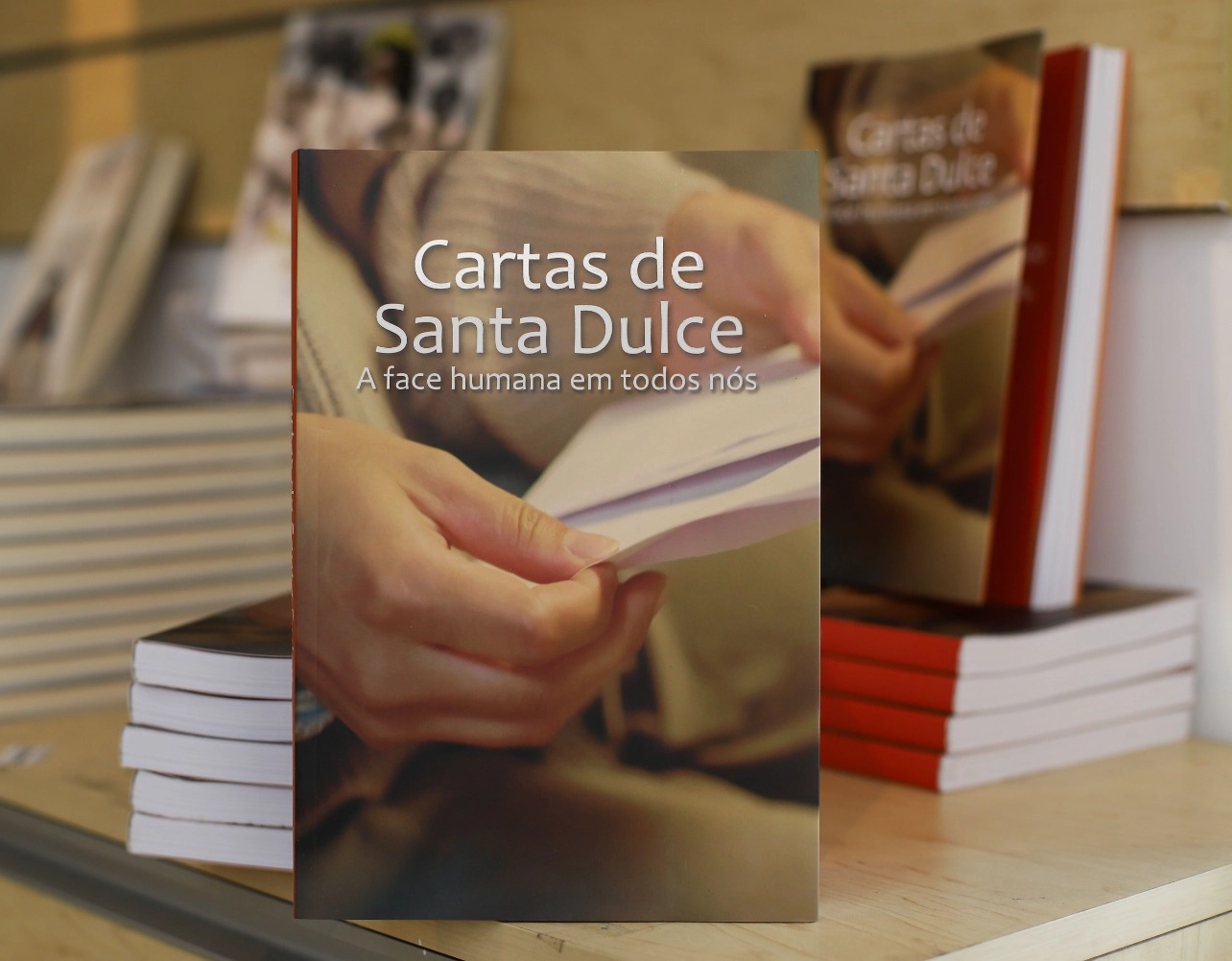 Obras Sociais Irmã Dulce estreiam na Bienal do Livro com diversas publicações sobre a primeira santa brasileira