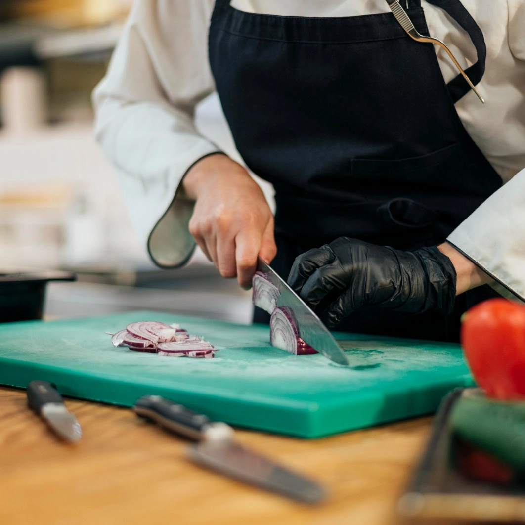 Cozinheiro, costureira técnico: confira vagas de emprego para sexta-feira em Salvador e RMS