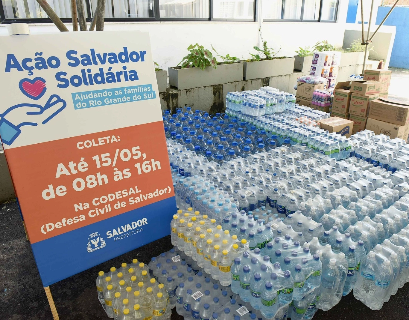 Salvador abre pontos de coleta para receber doações de água e itens de limpeza para famílias do RS