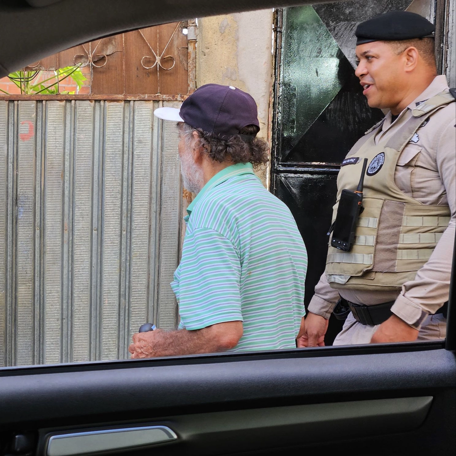 PM auxilia idoso perdido a voltar pra casa em Salvador