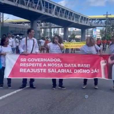 Paralisados, profissionais da saúde fazem protesto na Avenida ACM, em Salvador