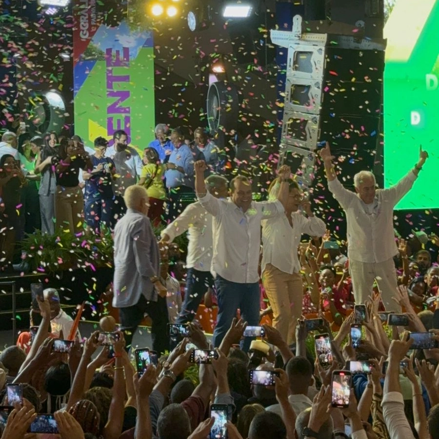 Jaques Wagner dança com Jerônimo e 'abençoa' candidatura de Geraldo Jr.