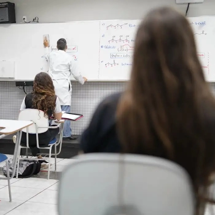 Relatório amplia formação básica do ensino médio para 2,2 mil horas