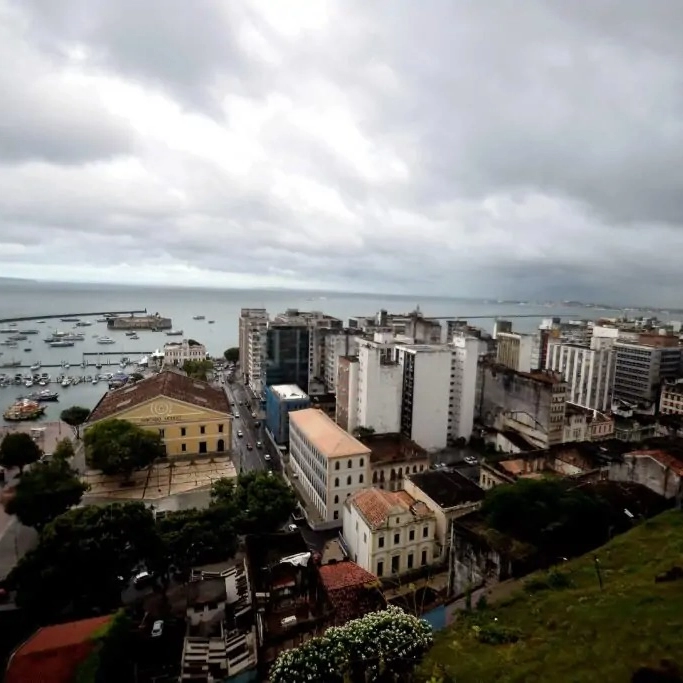 Semana em Salvador deve ter céu nublado e chuvas fracas