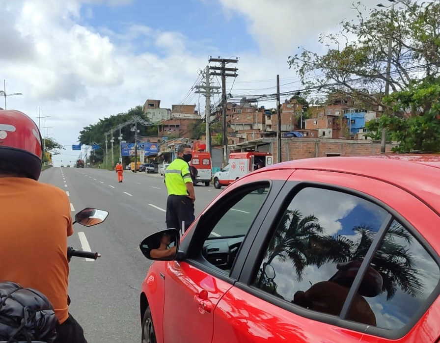 Helicóptero pousa na Paralela para socorrer vítima de acidente