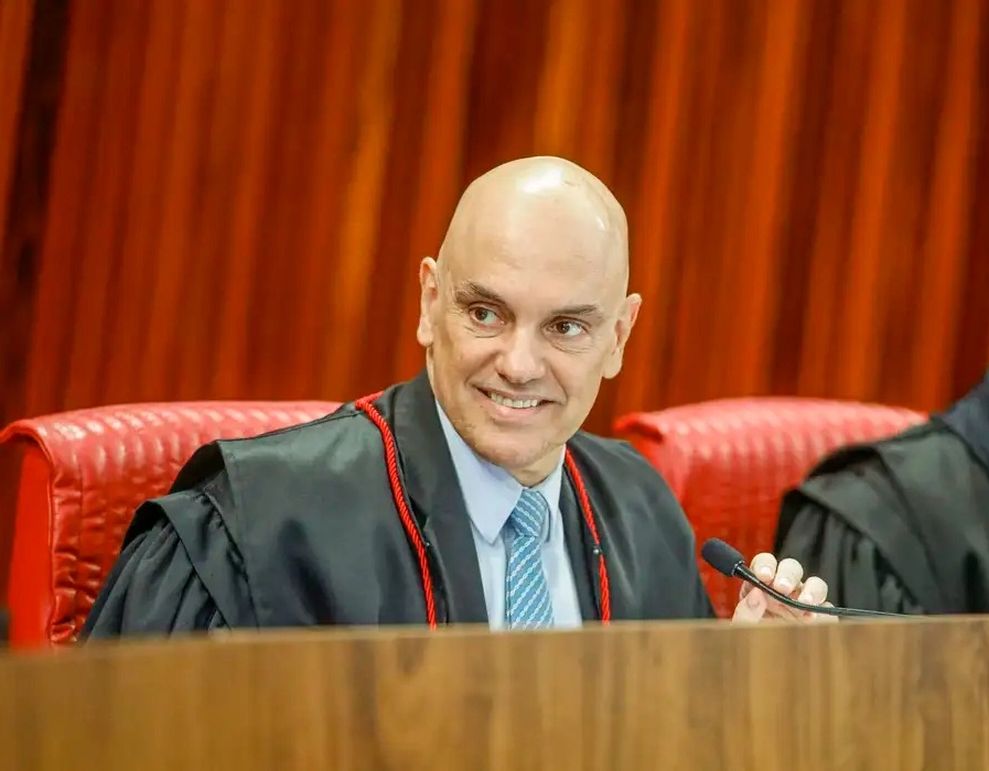 Moraes determina suspensão da rede social X no Brasil