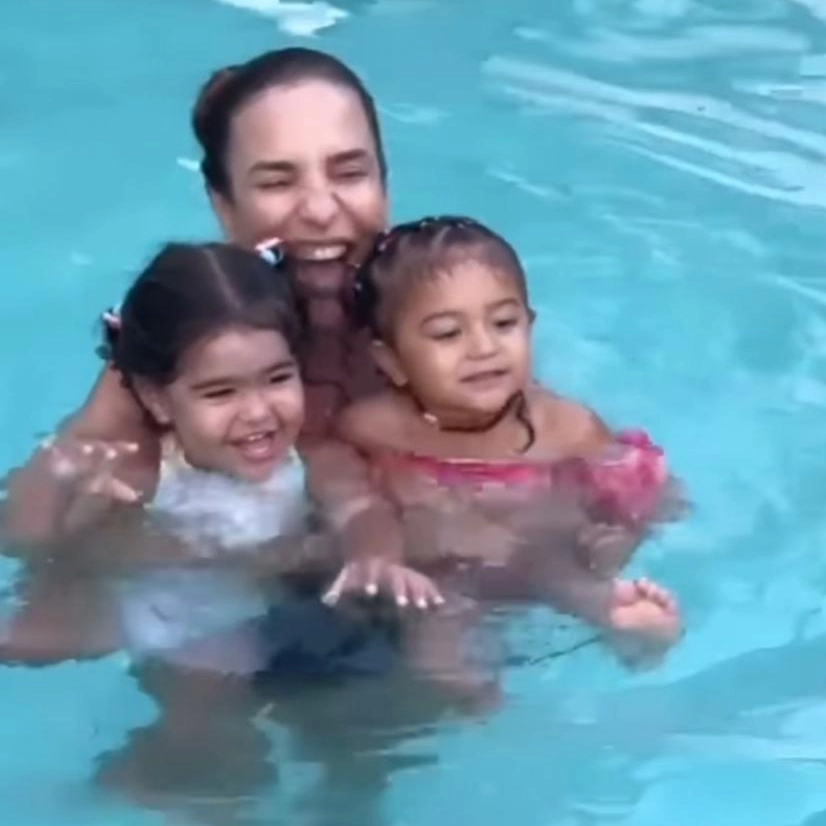 Ivete curte piscina com filhas de Léo Santana e Simone Mendes