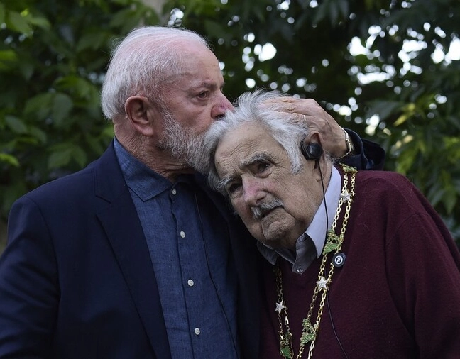 Lula desembarca no Uruguai para velório de Pepe Mujica e presta homenagem ao ex-presidente