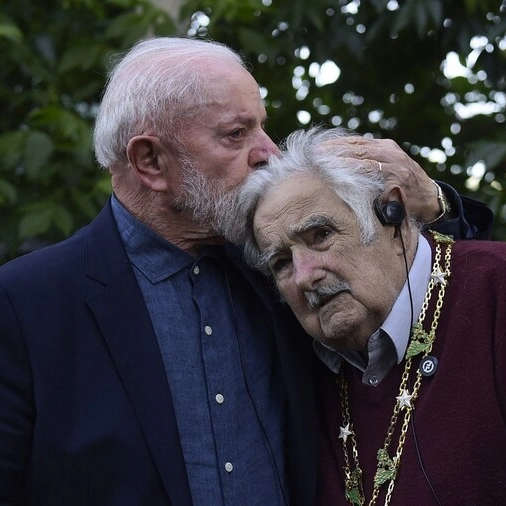 Lula desembarca no Uruguai para velório de Pepe Mujica e presta homenagem ao ex-presidente